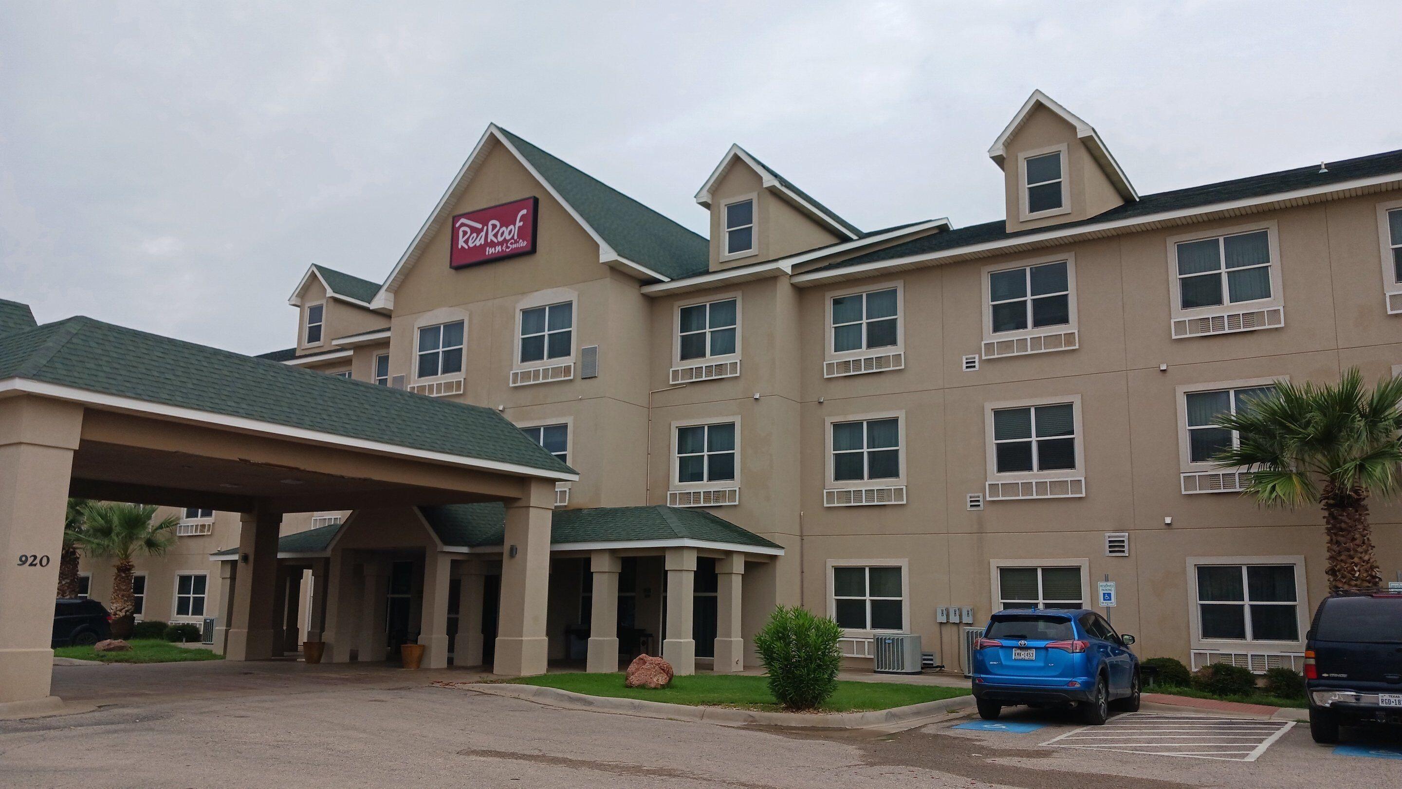 Staying Near Midland County Historical Museum: 8 Three-Star Hotels Compared