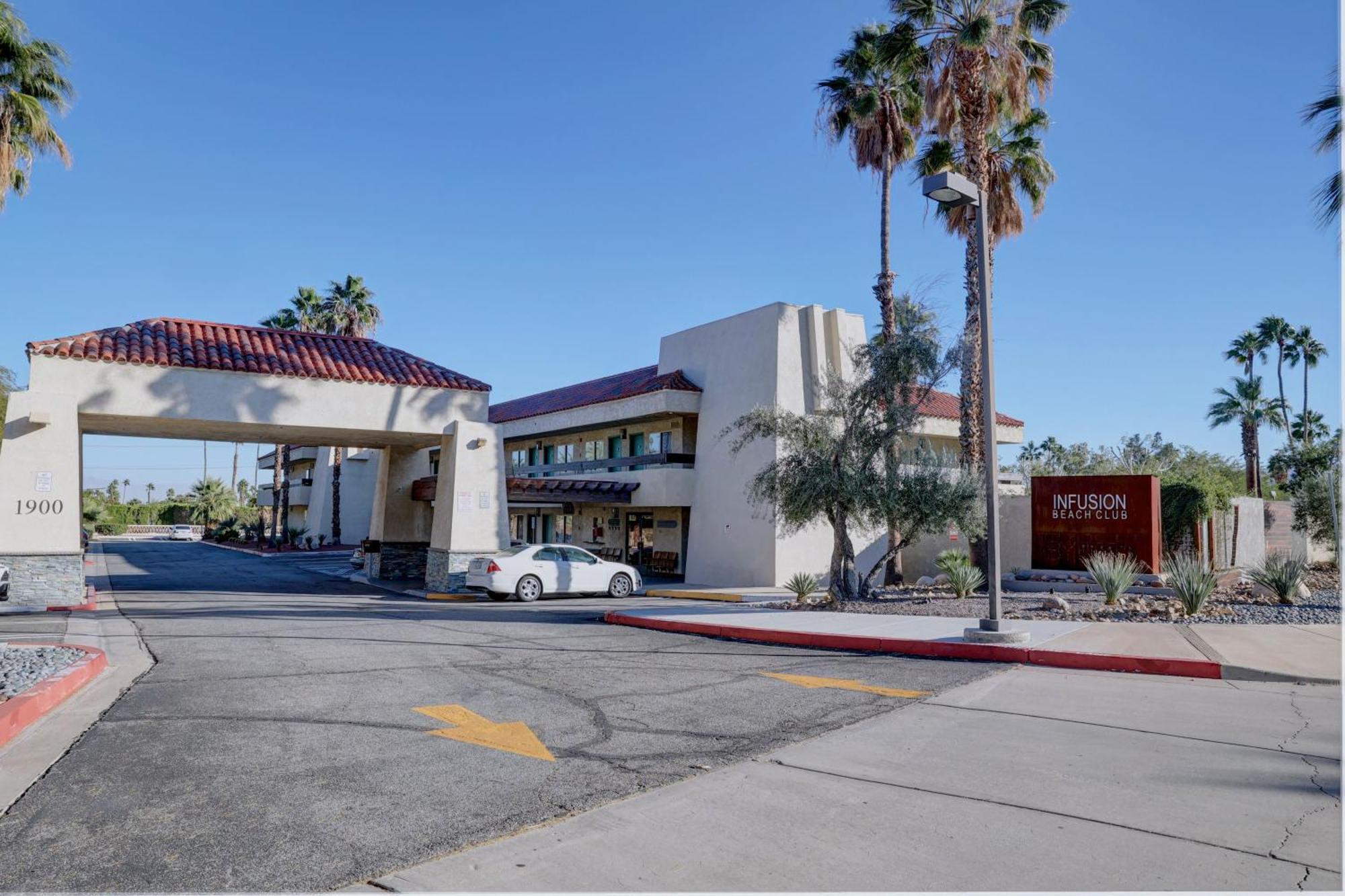 Staying Near Wet 'n Wild Palm Springs: 4 Hotels Compared