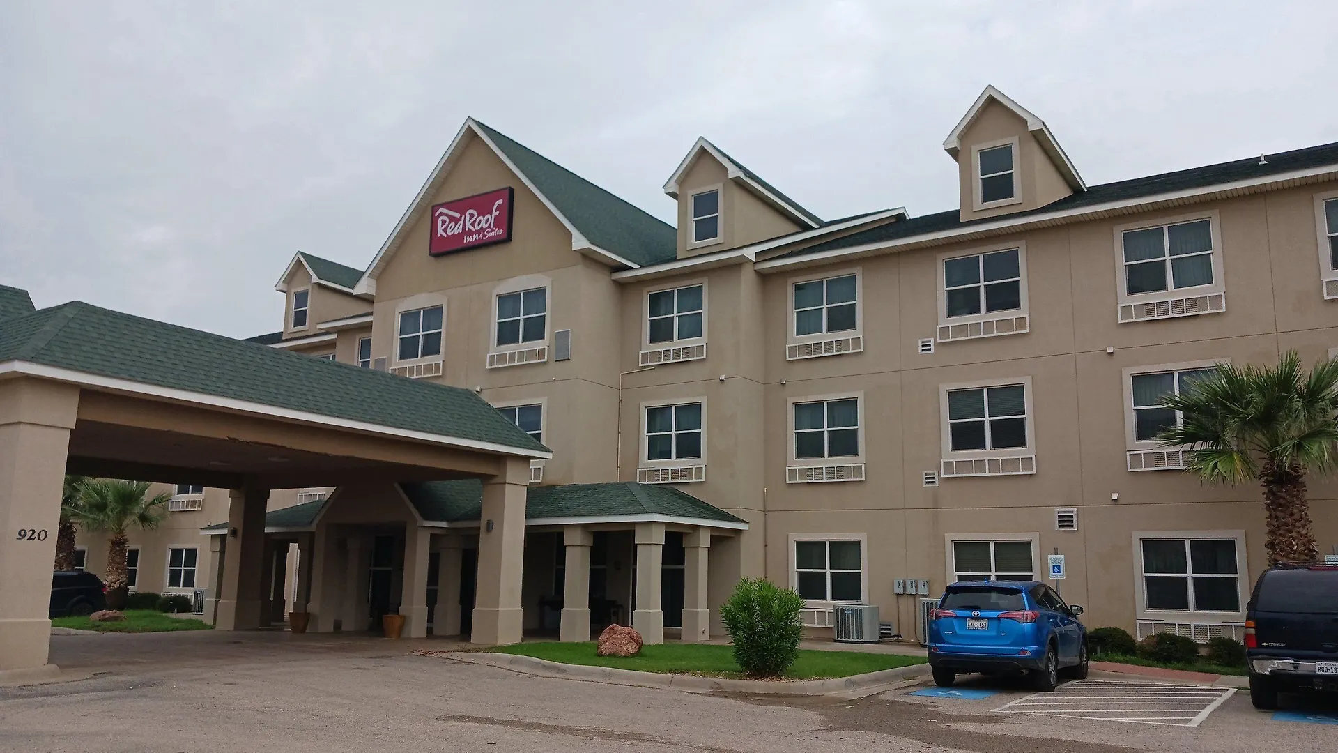 Staying Near Midland County Historical Museum: 8 Three-Star Hotels Compared