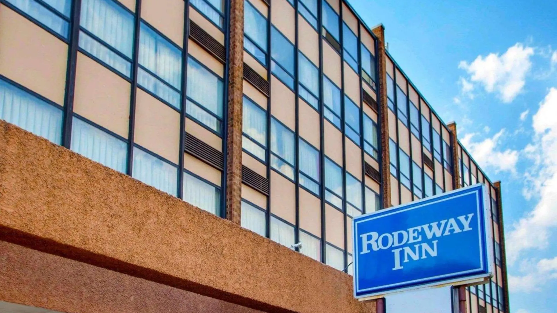 Where to Stay Near the 9/11 Memorial: 6 Airport Hotels Compared