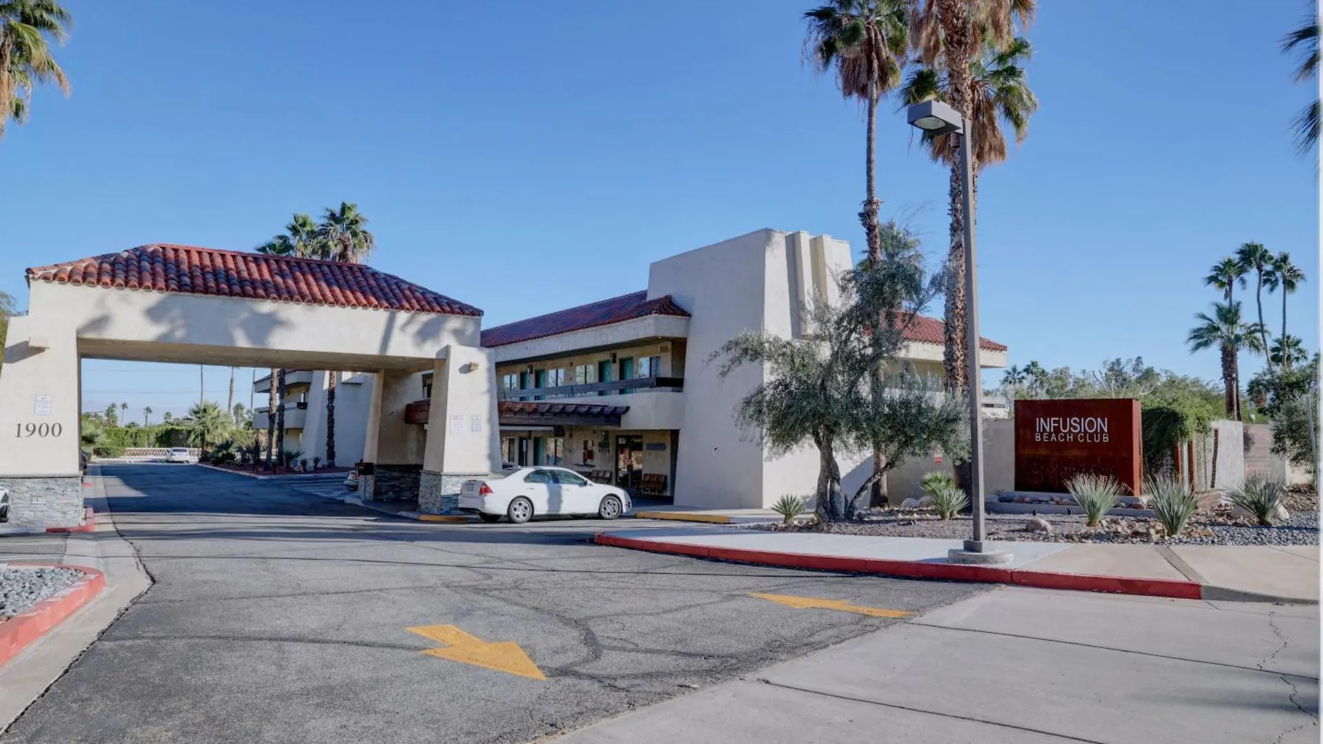 Staying Near Wet 'n Wild Palm Springs: 4 Hotels Compared