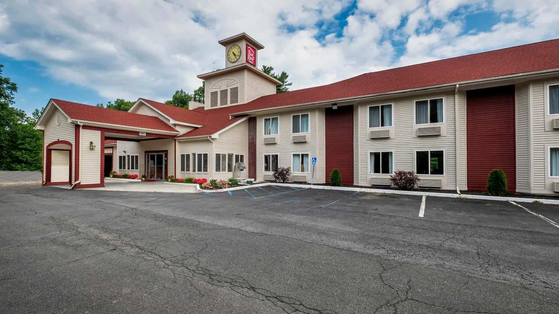 11 Red Roof Inn Hotels in the Appalachian Mountains That Deliver Value