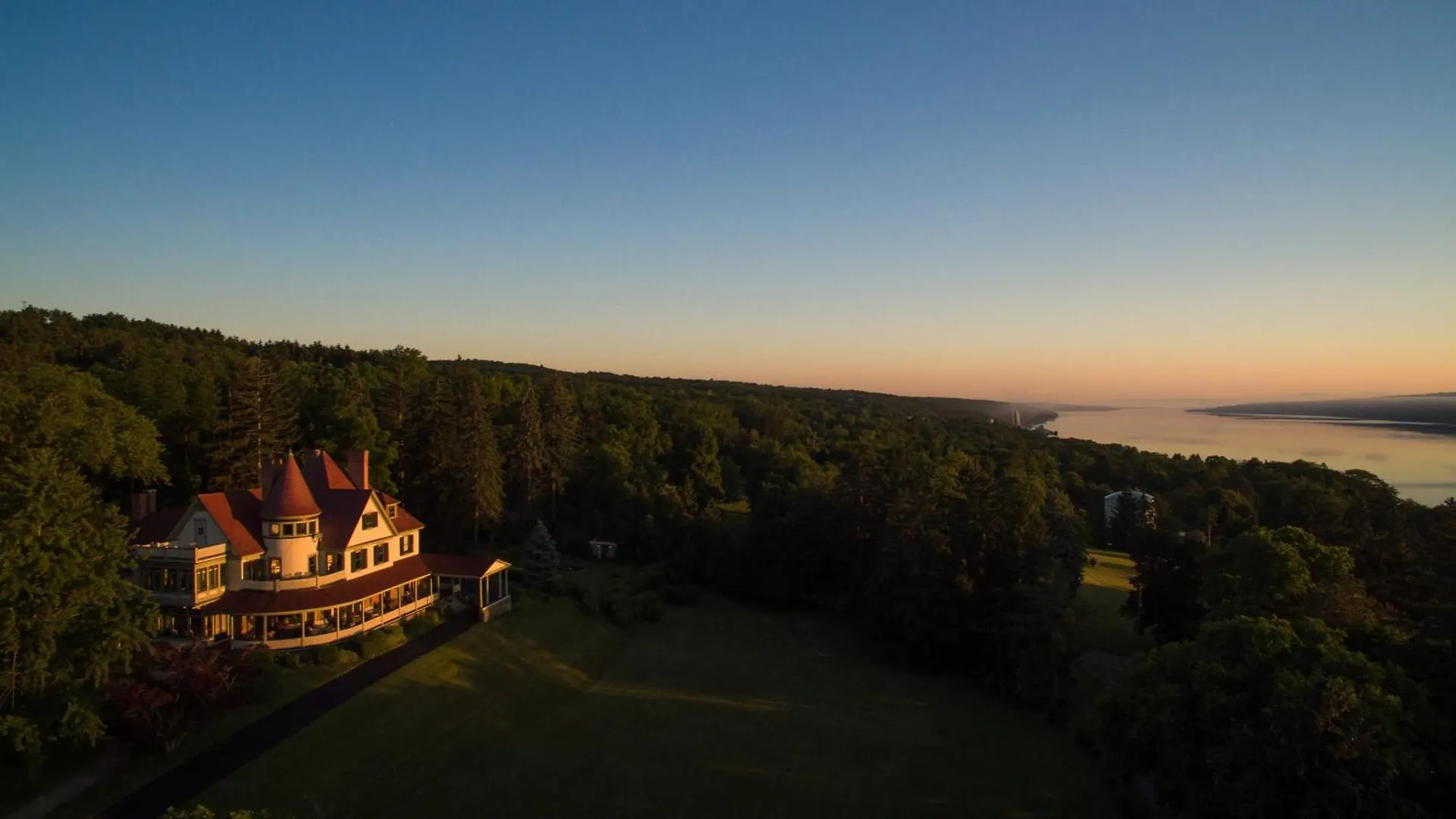 4 Romantic Hotels in Finger Lakes for Couples