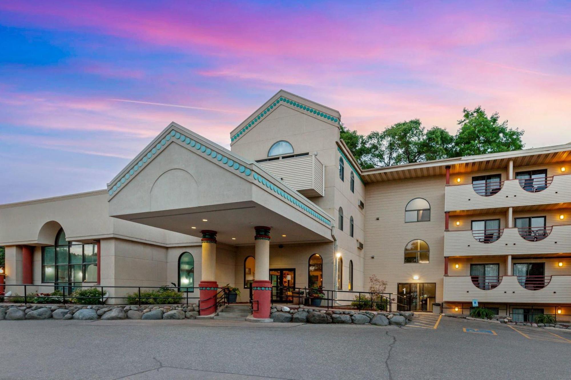 Where to Stay Near Kalahari Water Park: 6 Budget Hotels in Lake Delton